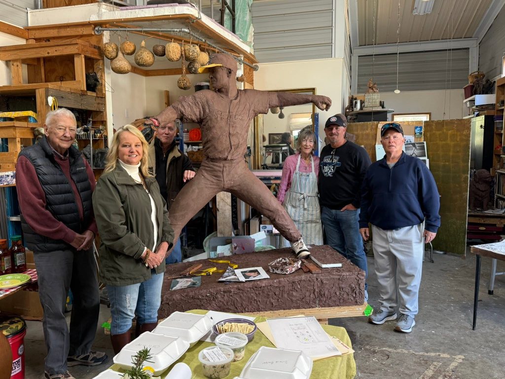 clay-statue-and-volunteers